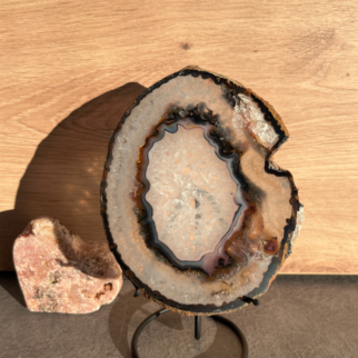 Agaat schijf op standaard. Agaat werkt aardend, stabiliserend en beschermend.