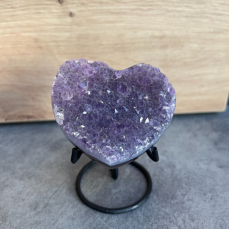 Amethist in een vorm van een hart. Werkt beschermend, zuiverend, ontspannend brengt harmonie en innerlijke rust.