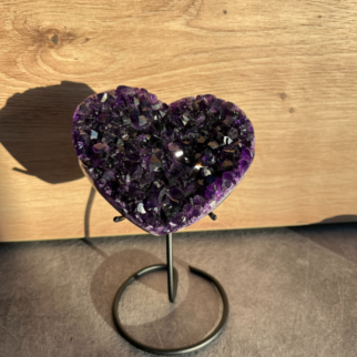 Amethist in een vorm van een hart. Werkt beschermend, zuiverend, ontspannend brengt harmonie en innerlijke rust.