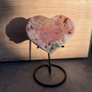 Roze amethist heeft een kalmerende en troostende werking, en helpt bij het verwerken van emotionele pijn, verdriet en trauma's.