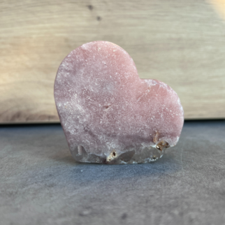 Roze amethist heeft een kalmerende en troostende werking, en helpt bij het verwerken van emotionele pijn, verdriet en trauma's.