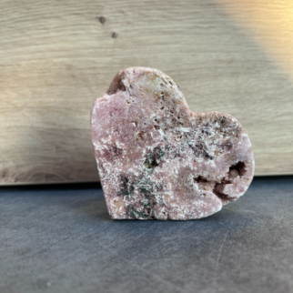 Roze amethist heeft een kalmerende en troostende werking, en helpt bij het verwerken van emotionele pijn, verdriet en trauma's.