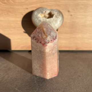 Roze amethist heeft een kalmerende en troostende werking, en helpt bij het verwerken van emotionele pijn, verdriet en trauma's.