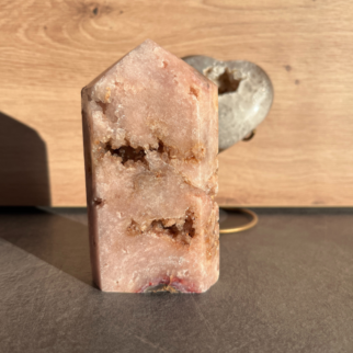 Roze amethist heeft een kalmerende en troostende werking, en helpt bij het verwerken van emotionele pijn, verdriet en trauma's.