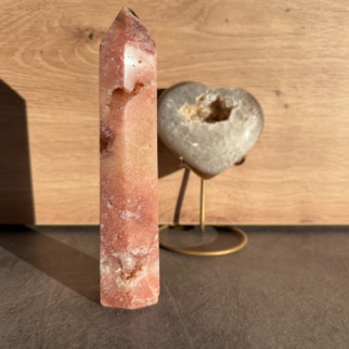 Roze amethist heeft een kalmerende en troostende werking, en helpt bij het verwerken van emotionele pijn, verdriet en trauma's.