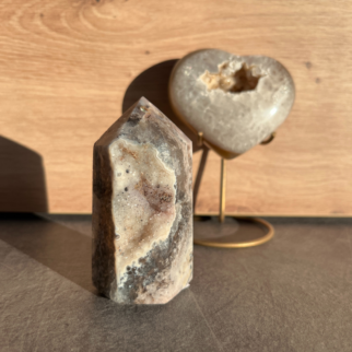 Roze amethist heeft een kalmerende en troostende werking, en helpt bij het verwerken van emotionele pijn, verdriet en trauma's.