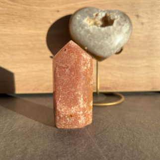 Roze amethist heeft een kalmerende en troostende werking, en helpt bij het verwerken van emotionele pijn, verdriet en trauma's.