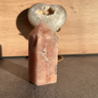 Roze amethist heeft een kalmerende en troostende werking, en helpt bij het verwerken van emotionele pijn, verdriet en trauma's.