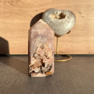 Roze amethist heeft een kalmerende en troostende werking, en helpt bij het verwerken van emotionele pijn, verdriet en trauma's.