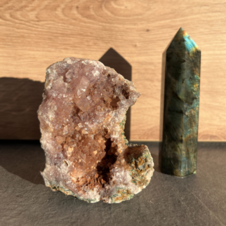 Roze amethist heeft een kalmerende en troostende werking, en helpt bij het verwerken van emotionele pijn, verdriet en trauma's.