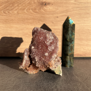 Roze amethist heeft een kalmerende en troostende werking, en helpt bij het verwerken van emotionele pijn, verdriet en trauma's.