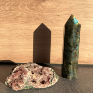 Roze amethist heeft een kalmerende en troostende werking, en helpt bij het verwerken van emotionele pijn, verdriet en trauma's.