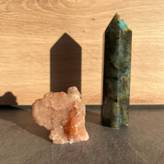 Roze amethist heeft een kalmerende en troostende werking, en helpt bij het verwerken van emotionele pijn, verdriet en trauma's.