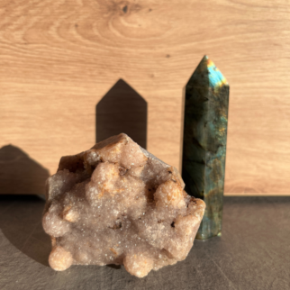 Roze amethist heeft een kalmerende en troostende werking, en helpt bij het verwerken van emotionele pijn, verdriet en trauma's.