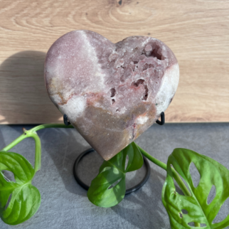 Roze amethist heeft een kalmerende en troostende werking, en helpt bij het verwerken van emotionele pijn, verdriet en trauma's.