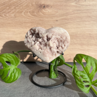 Roze amethist heeft een kalmerende en troostende werking, en helpt bij het verwerken van emotionele pijn, verdriet en trauma's.