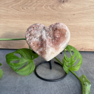 Roze amethist heeft een kalmerende en troostende werking, en helpt bij het verwerken van emotionele pijn, verdriet en trauma's.