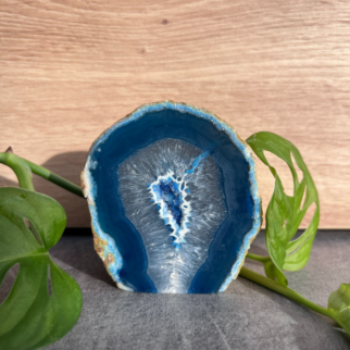 Agaat standvlak, agaat werkt aardend, stabiliserend en beschermend. De steen werkt kalmerend, laat je veilig voelen en zorgt voor zowel geestelijke balans.