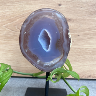 Agaat op standaard. Agaat werkt aardend, stabiliserend en beschermend. Het helpt jezelf accepteren en helpt vertrouwen hebben in jezelf.