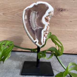 Agaat op standaard. Agaat werkt aardend, stabiliserend en beschermend. Het helpt jezelf accepteren en helpt vertrouwen hebben in jezelf.