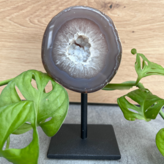 Agaat op standaard. Agaat werkt aardend, stabiliserend en beschermend. Het helpt jezelf accepteren en helpt vertrouwen hebben in jezelf.