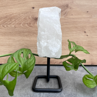 Bergkristal ruw brok op standaard. Werkt zuiverend en reinigend.