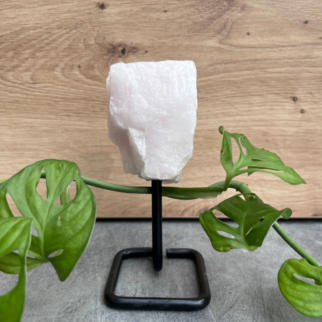 Rozenkwarts ruw brok op standaard. De steen van de liefde.