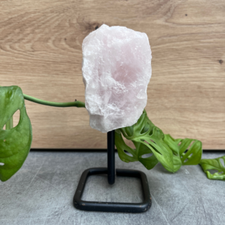 Rozenkwarts ruw brok op standaard. De steen van de liefde.