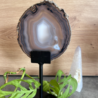 Agaat schijf op standaard. Agaat werkt aardend, stabiliserend en beschermend.