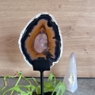 Agaat schijf op standaard. Agaat werkt aardend, stabiliserend en beschermend.