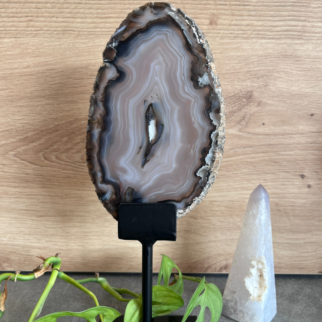 Agaat schijf op standaard. Agaat werkt aardend, stabiliserend en beschermend.