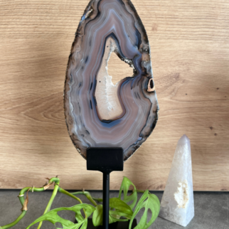 Agaat schijf op standaard. Agaat werkt aardend, stabiliserend en beschermend.