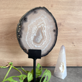 Agaat schijf op standaard. Agaat werkt aardend, stabiliserend en beschermend.