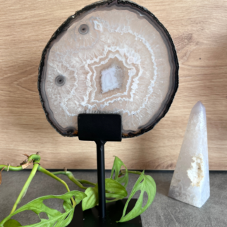 Agaat schijf op standaard. Agaat werkt aardend, stabiliserend en beschermend.