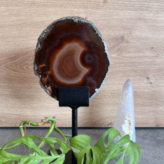 Agaat schijf op standaard. Agaat werkt aardend, stabiliserend en beschermend.