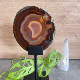 Agaat schijf op standaard. Agaat werkt aardend, stabiliserend en beschermend.