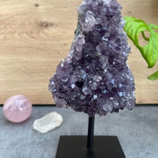 Op standaard: een prachtige ruwe brok Amethist, een fraai stuk voor in uw interieur
