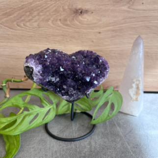 Amethist in een vorm van een hart. Werkt beschermend, zuiverend, ontspannend brengt harmonie en innerlijke rust.