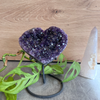 Amethist in een vorm van een hart. Werkt beschermend, zuiverend, ontspannend brengt harmonie en innerlijke rust.
