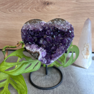 Amethist in een vorm van een hart. Werkt beschermend, zuiverend, ontspannend brengt harmonie en innerlijke rust.