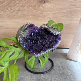 Amethist in een vorm van een hart. Werkt beschermend, zuiverend, ontspannend brengt harmonie en innerlijke rust.