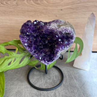 Amethist in een vorm van een hart. Werkt beschermend, zuiverend, ontspannend brengt harmonie en innerlijke rust.