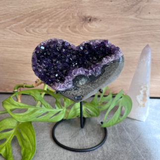 Amethist in een vorm van een hart. Werkt beschermend, zuiverend, ontspannend brengt harmonie en innerlijke rust.