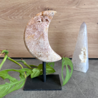 Roze amethist maan, staat bekend om zijn beschermende eigenschappen en kan het een gevoel van vrede en ontspanning creëren.