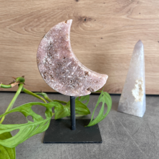 Roze amethist maan, staat bekend om zijn beschermende eigenschappen en kan het een gevoel van vrede en ontspanning creëren.