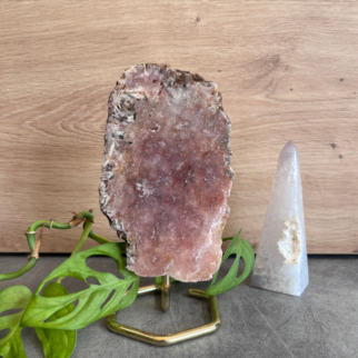 Roze amethist op standaard, staat bekend om zijn beschermende eigenschappen en kan het een gevoel van vrede en ontspanning creëren.