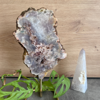 Roze amethist op standaard, staat bekend om zijn beschermende eigenschappen en kan het een gevoel van vrede en ontspanning creëren.