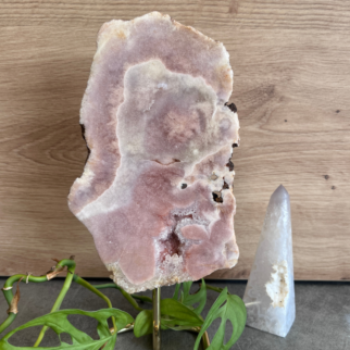 Roze amethist op standaard, staat bekend om zijn beschermende eigenschappen en kan het een gevoel van vrede en ontspanning creëren.