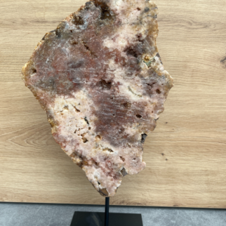 Roze amethist op standaard, staat bekend om zijn beschermende eigenschappen en kan het een gevoel van vrede en ontspanning creëren.