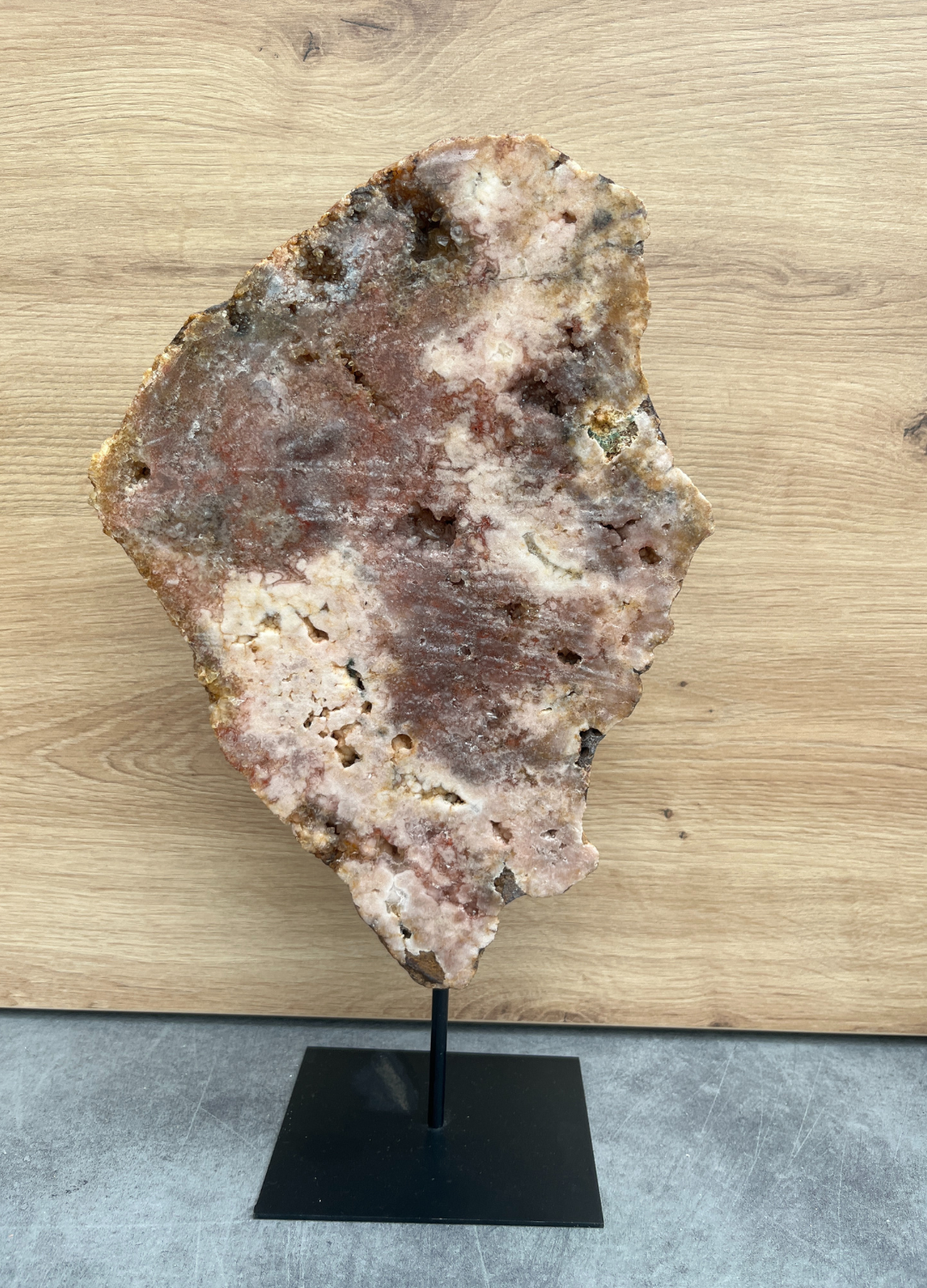 Roze amethist op standaard, staat bekend om zijn beschermende eigenschappen en kan het een gevoel van vrede en ontspanning creëren.
